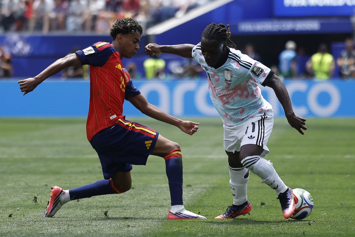 Jeremy Doku (R) of Belgium in action against Lamine Yamal of Spain during the FIFA World Cup 2026 quarterfinals match Spain against Belgium, in Los Angeles, USA, 10 July 2026. (Bélgica, España) EFE/EPA/CHRISTOPHER TORRES