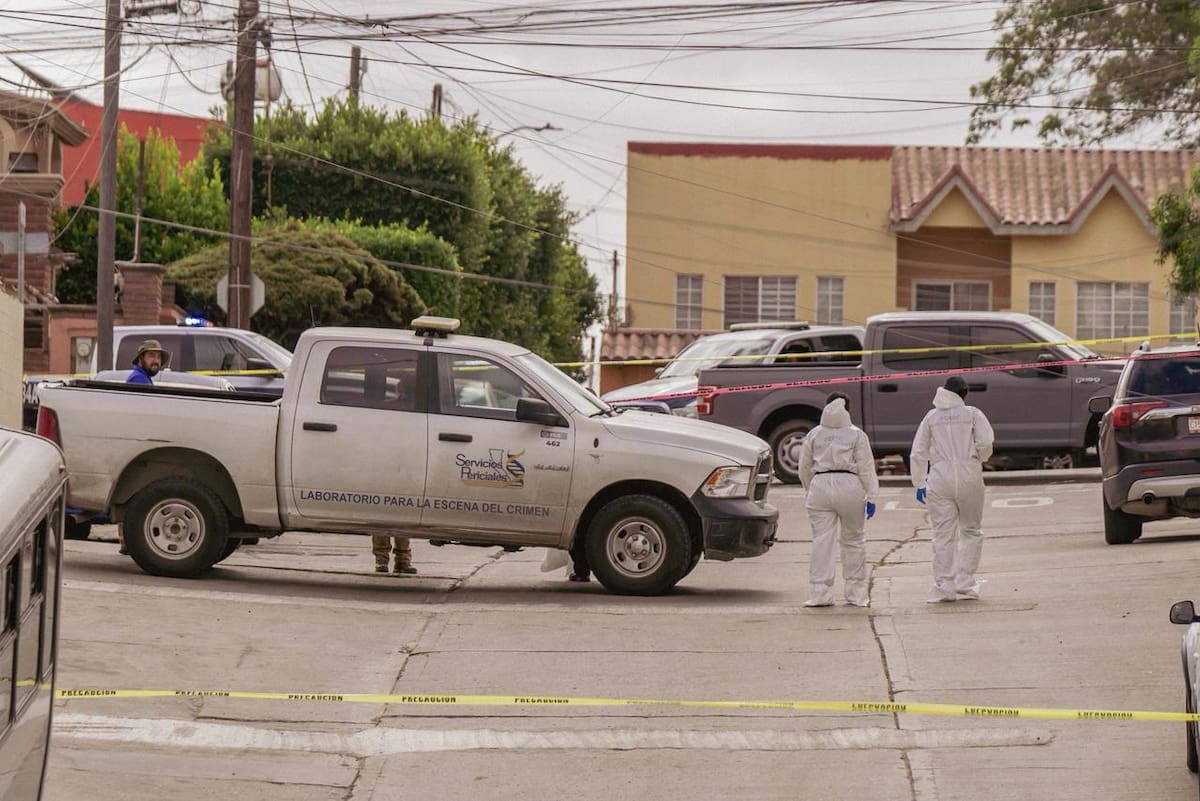 Las víctimas fueron localizadas debajo de un colchón en un predio ubicado frente a una escuela secundaria. La Fiscalía inició las investigaciones del caso. Foto: Cortesía