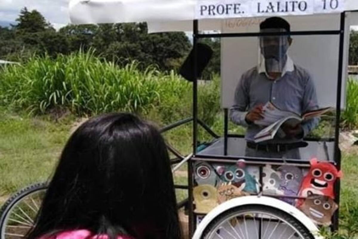 Docente transforma su bicicleta en aula móvil y visita a sus alumnos para dar clases