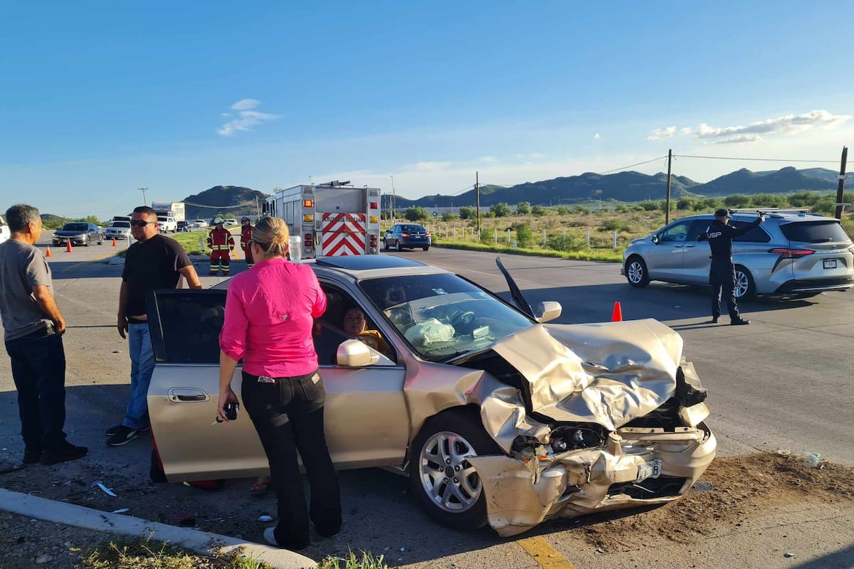 Choque entre dos autos en carretera Hermosillo-Guaymas deja tres lesionados