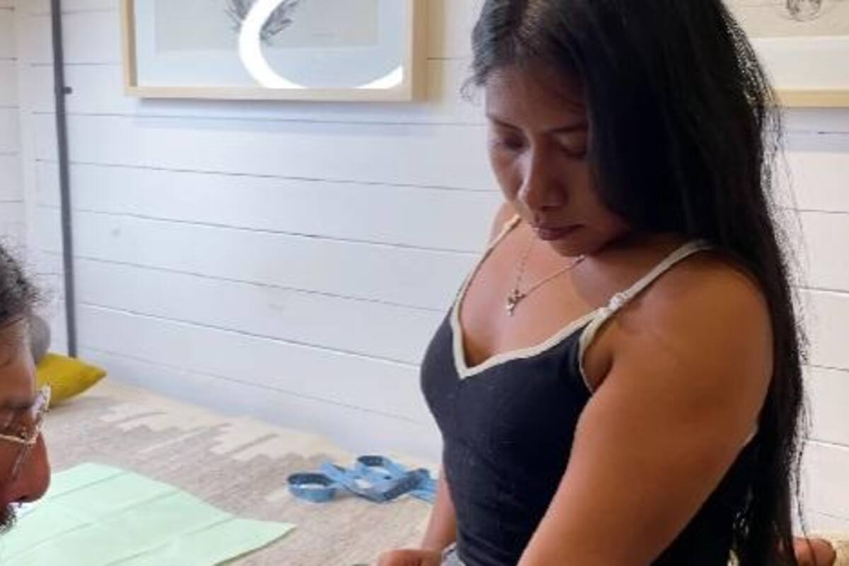 Yalitza Aparicio se hace su primer tatuaje y su madre la acompaña