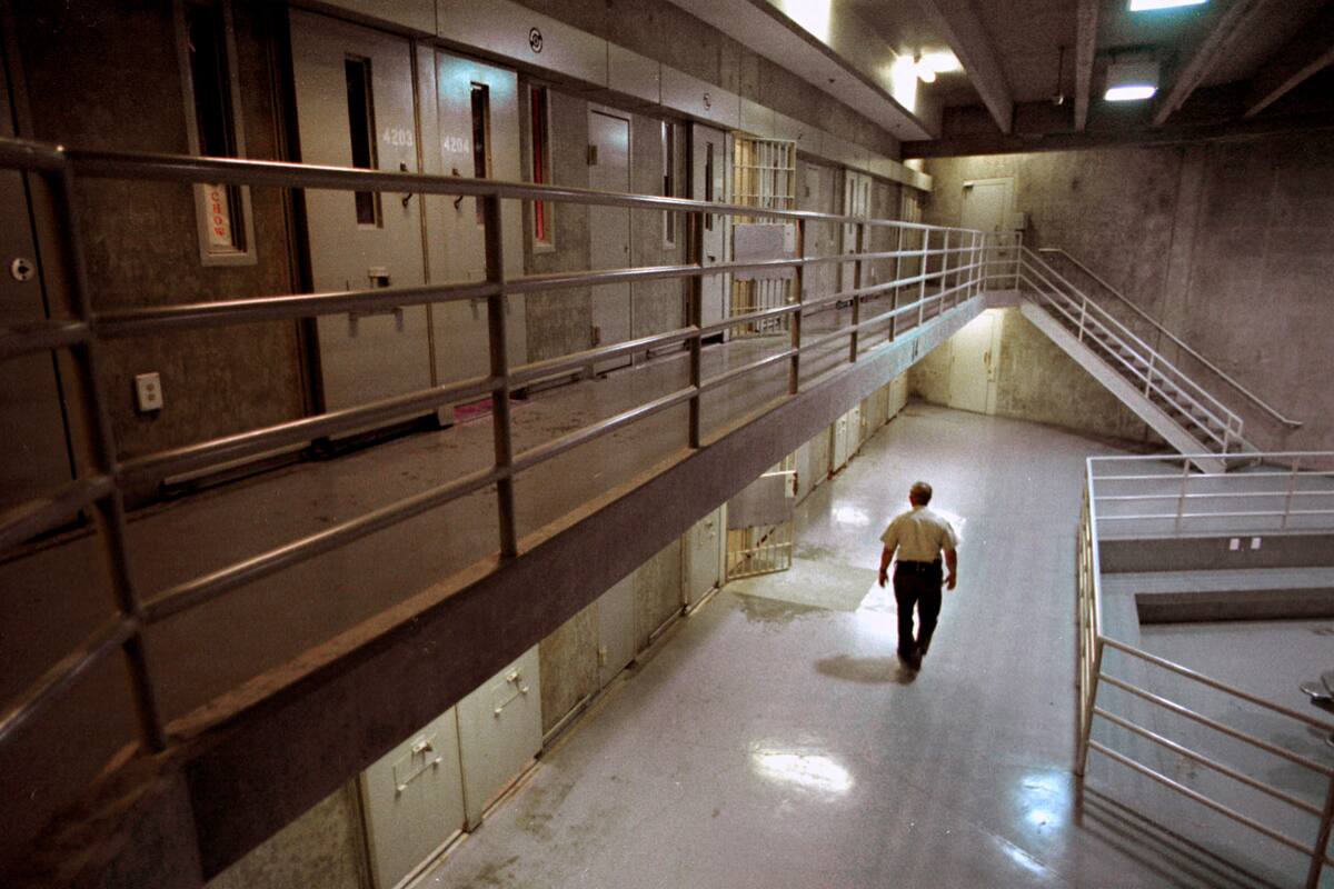 Absuelven a hombre tras pasar 33 años en la cárcel