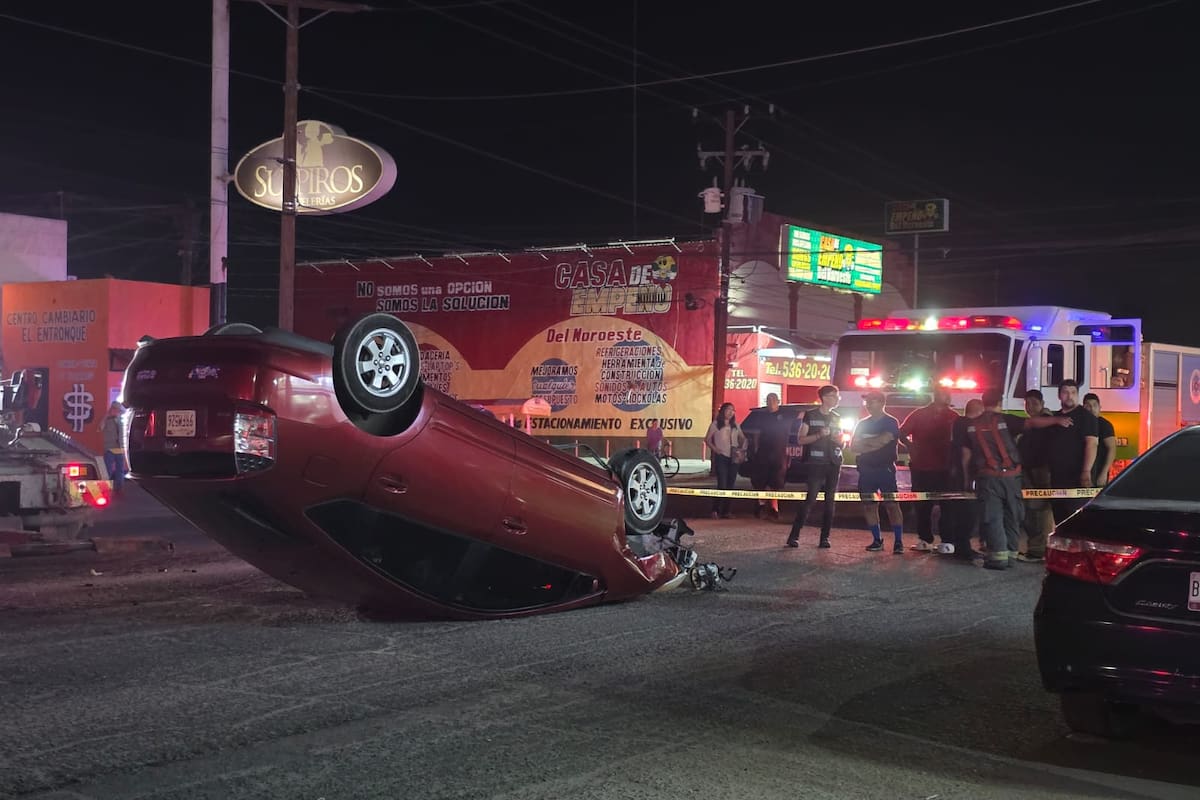 Choque deja vehículo volcado en la calle 26