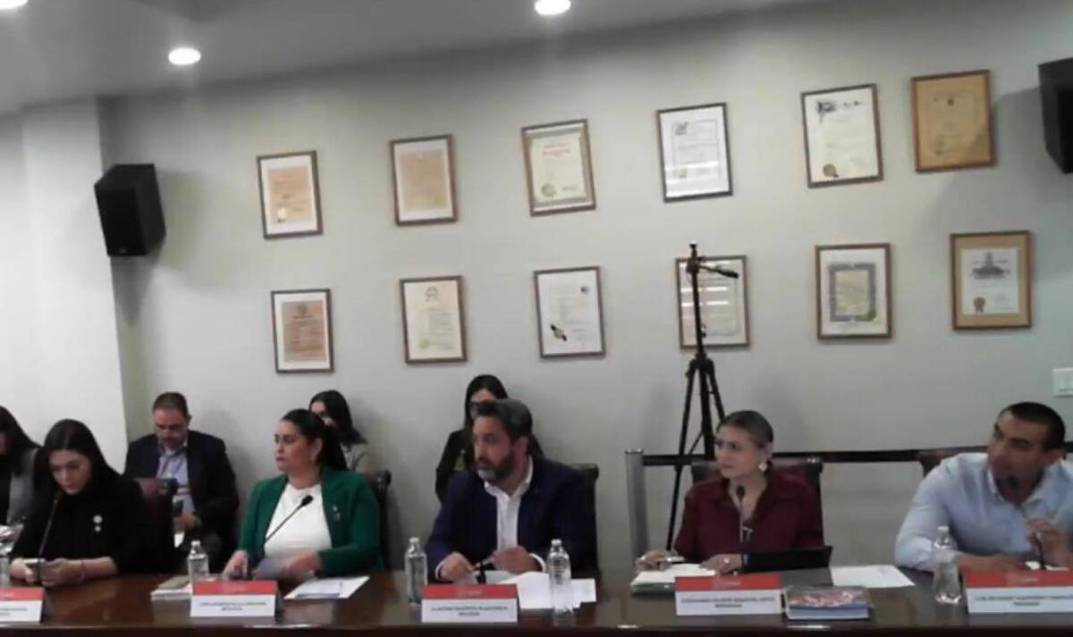 El panista panista Ricardo Martínez Cabrales fue el único que votó en contra de la renta de la camioneta.