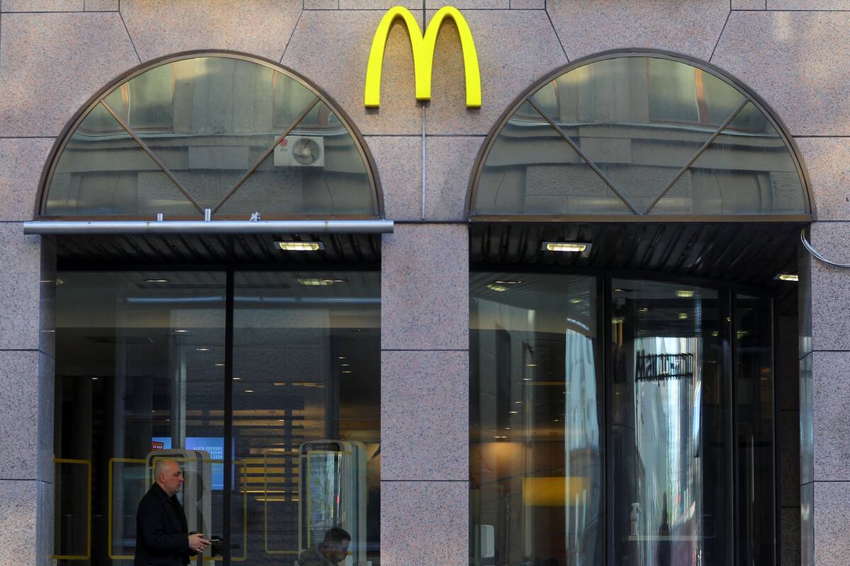 Robots humanoides comienzan a servir comida en un McDonald’s de China