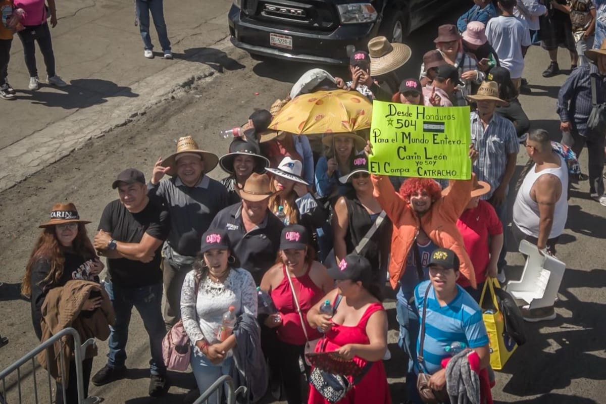 Fans de Carín León acuden desde temprano a concierto gratuito en Tijuana