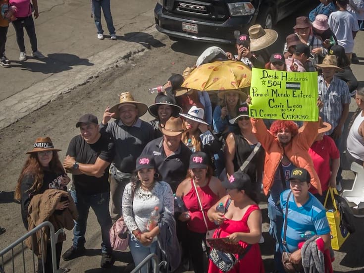Fans de Carín León acuden desde temprano a concierto gratuito en Tijuana