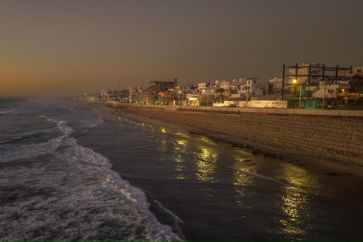 Atardecer pinta de tonos dorados y anaranjados el cielo de Playas de Tijuana