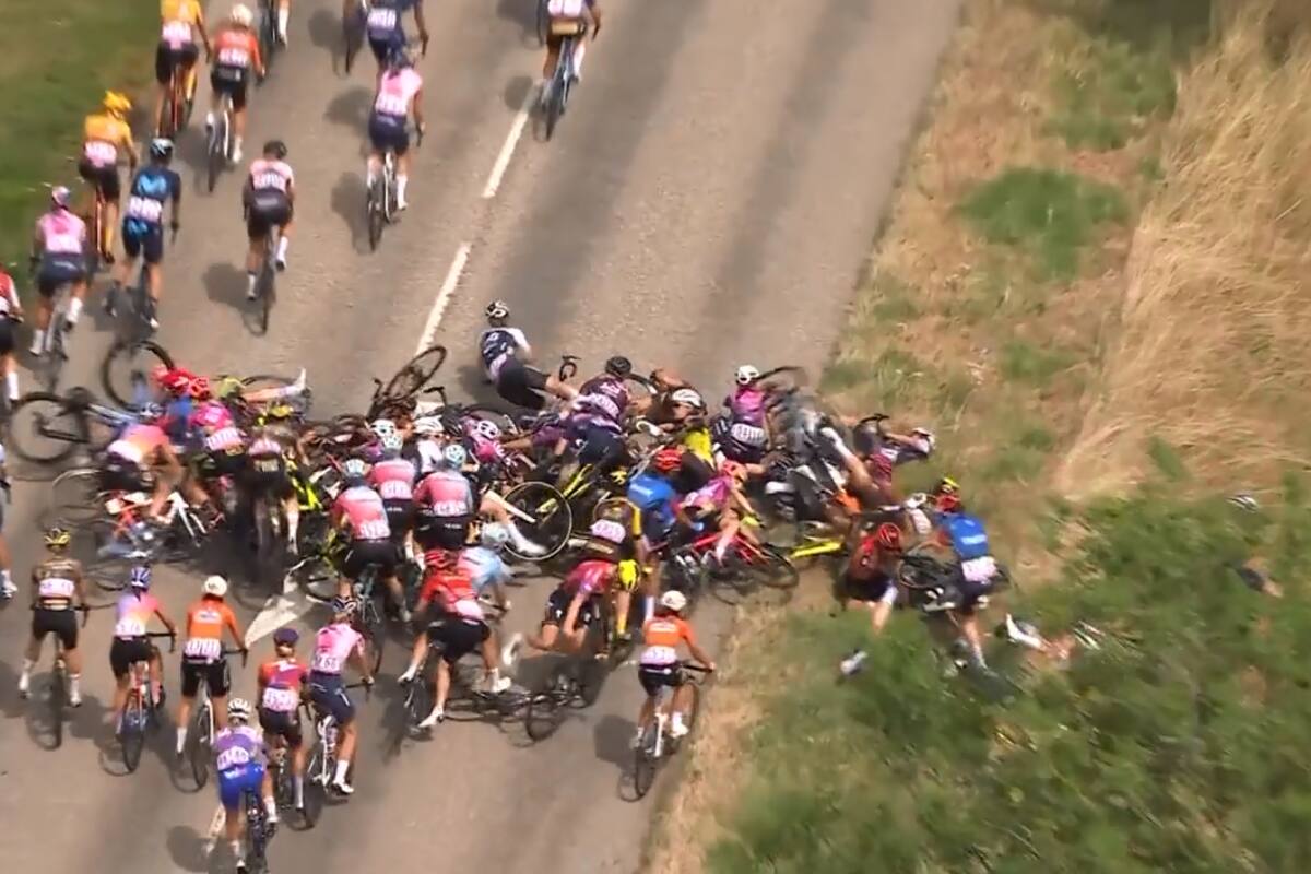 Terrible accidente en Tour de Francia provoca hospitalización y varias ciclistas heridas (VIDEO)