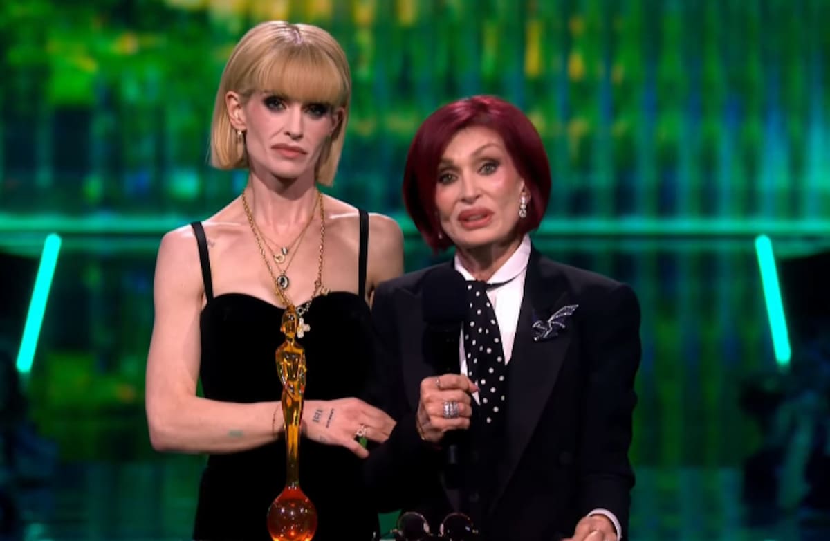 Sharon y Kelly Osbourne recibieron el Lifetime Achievement Award, entregado de modo póstumo al Ozzy | Captura Youtube @brits