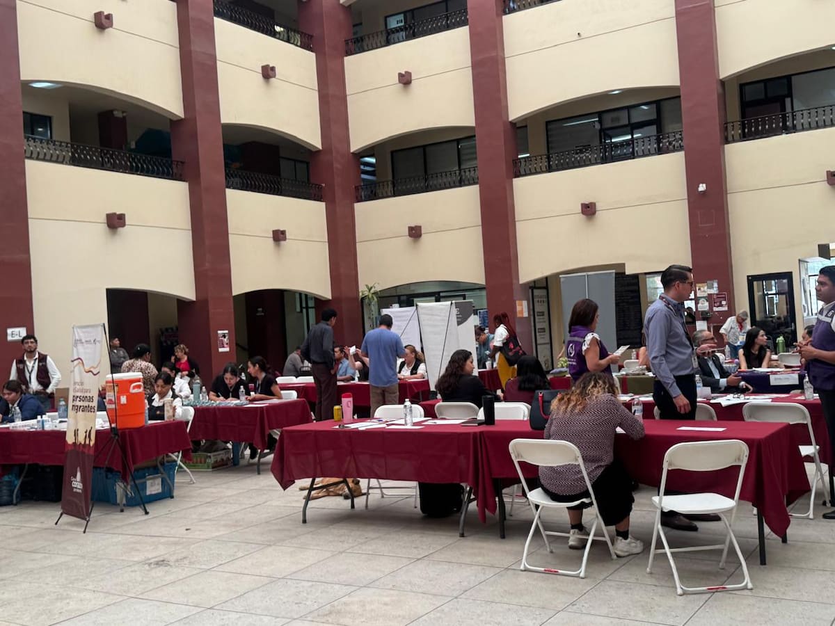 La jornada acercó trámites, asesorías y servicios gratuitos de consulados a personas que buscan regularizar su situación o resolver dudas. Foto: Carmen Gutiérrez