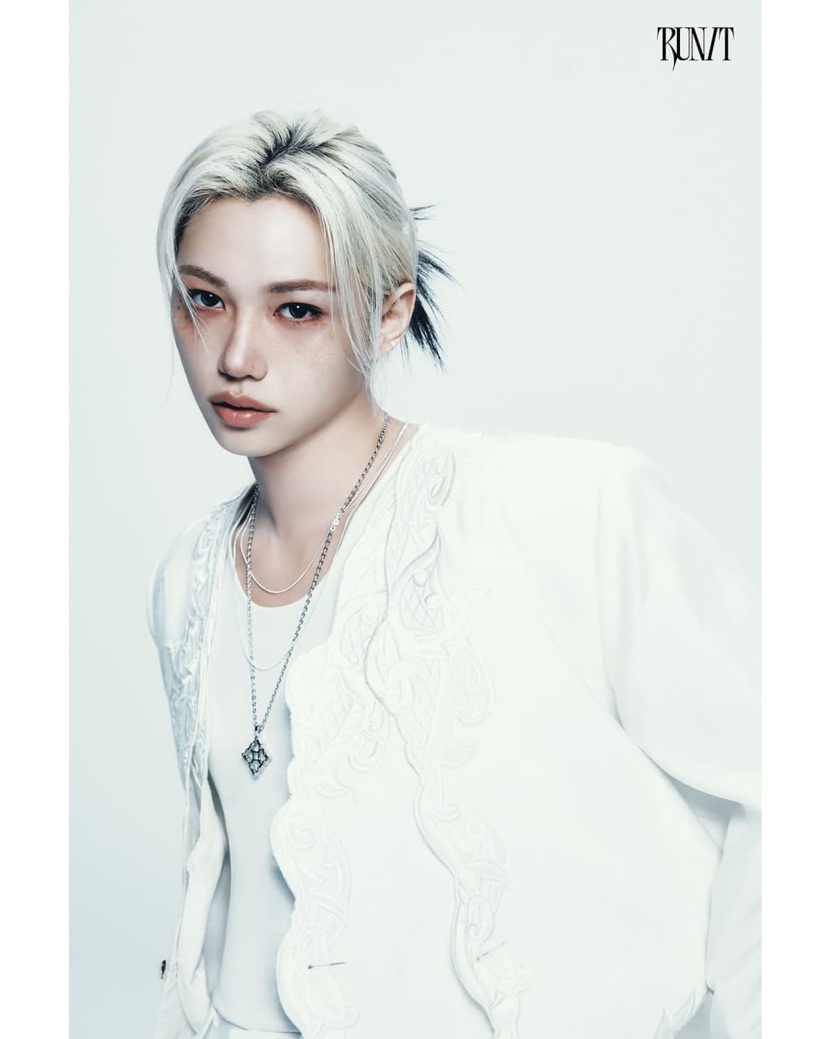 Felix, miembro de Stray Kids(스트레이 키즈)
World Tour
OFFICIAL MERCH TEASER IMAGES.