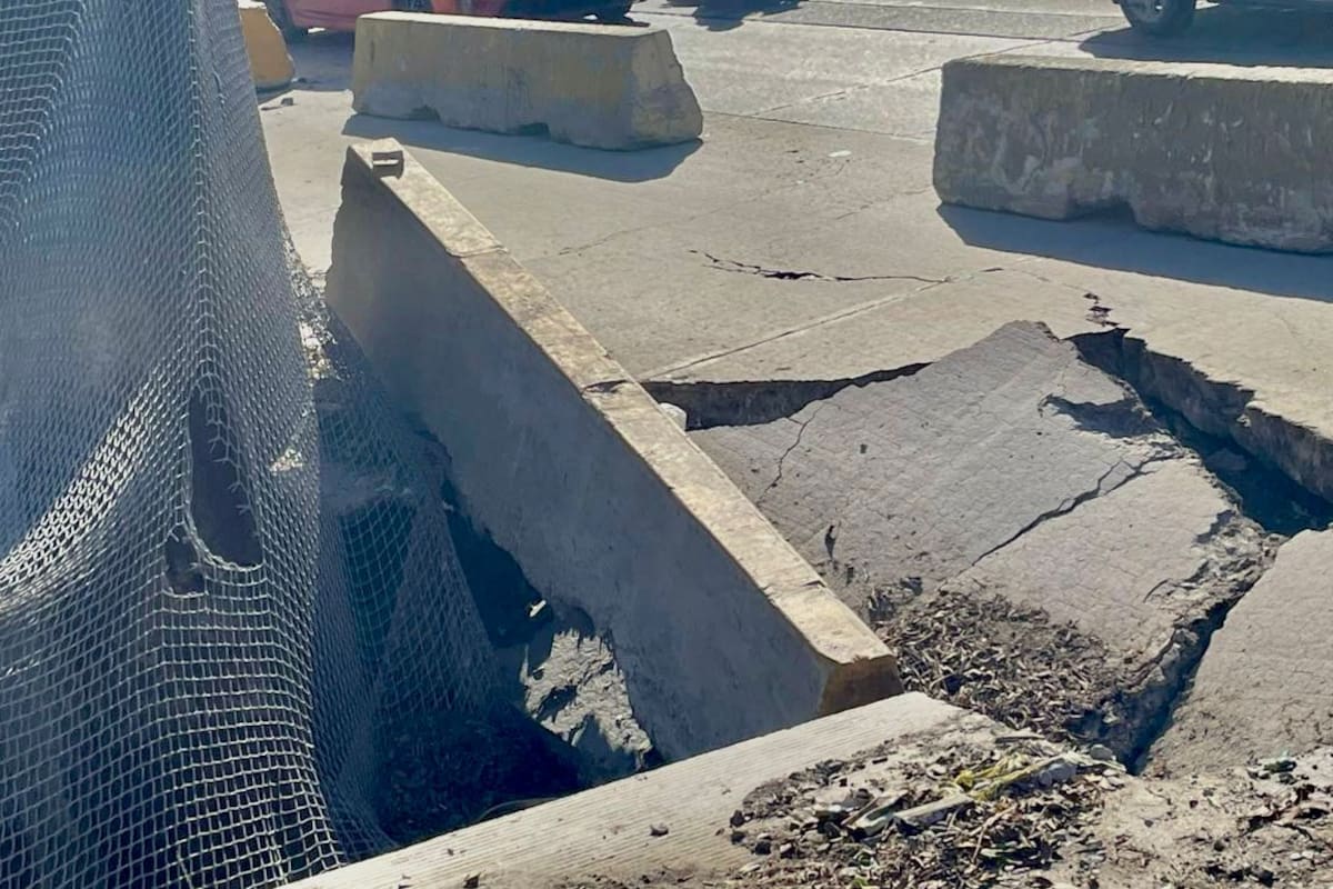 Vecinos denuncian hundimiento, fuga de aguas negras y caída de poste en Sánchez Taboada