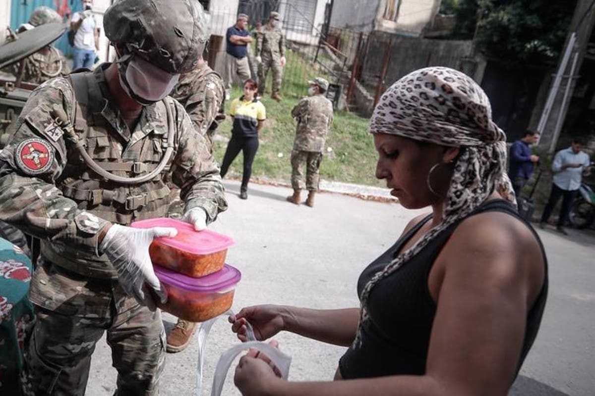 COVID-19: Ejército argentino reparte alimentos en los barrios más pobres
