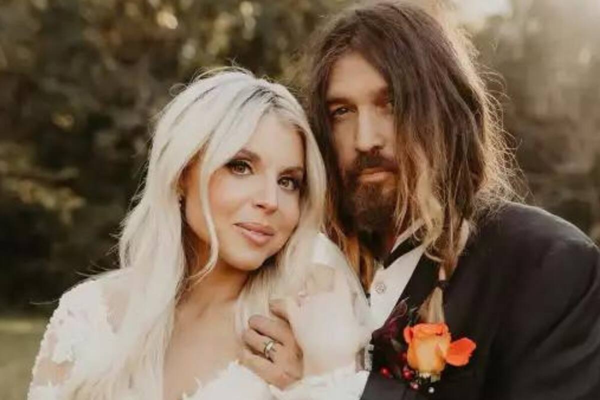 Padre de Miley Cyrus acusado de divorciarse un día antes de la mastectomía de su ex