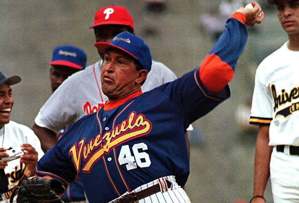 Hugo Chávez siempre fue un apasionado por el beisbol y de portar la jersey de Venezuela. | Foto: AP