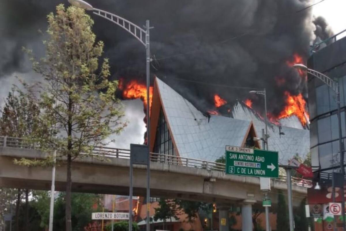 Fuego consume parte de iglesia en CDMX; evacuan a 300