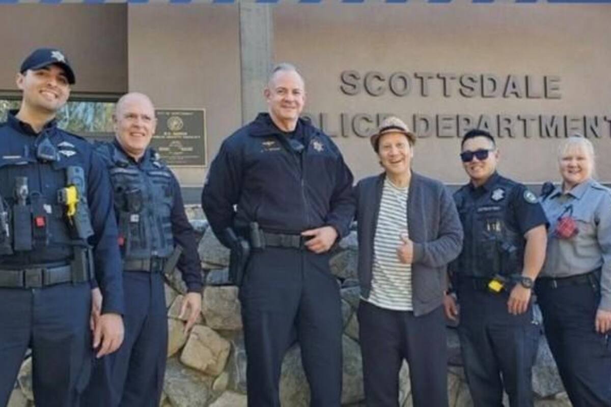 Rob Schneider elogia a policías que lo auxiliaron con desperfecto en su auto