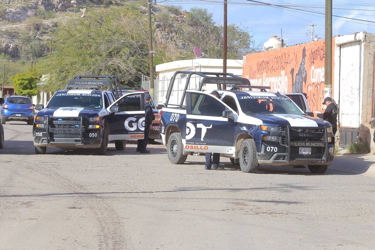 Dos hombres paseaban en auto robado; los arrestan