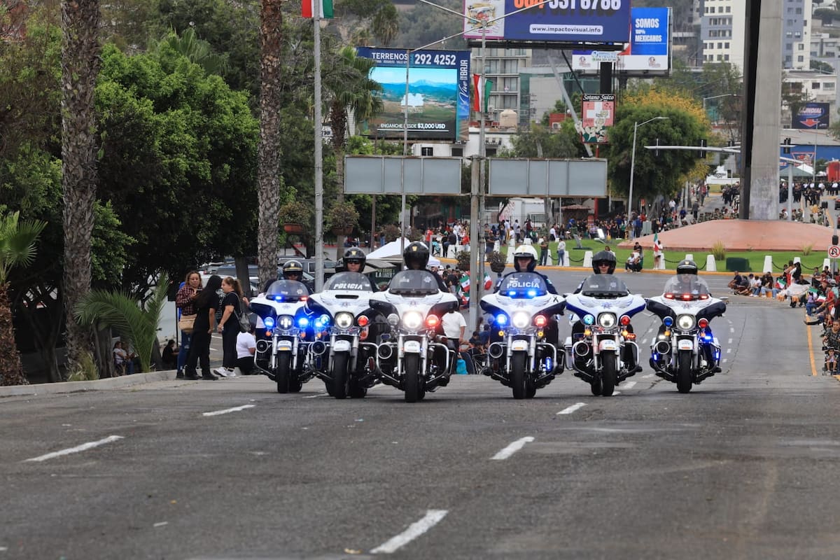 Familias acudieron desde temprano a Paseo del Centenario para presenciar el desfile del 16 de septiembre. Foto: Sergio Ortiz