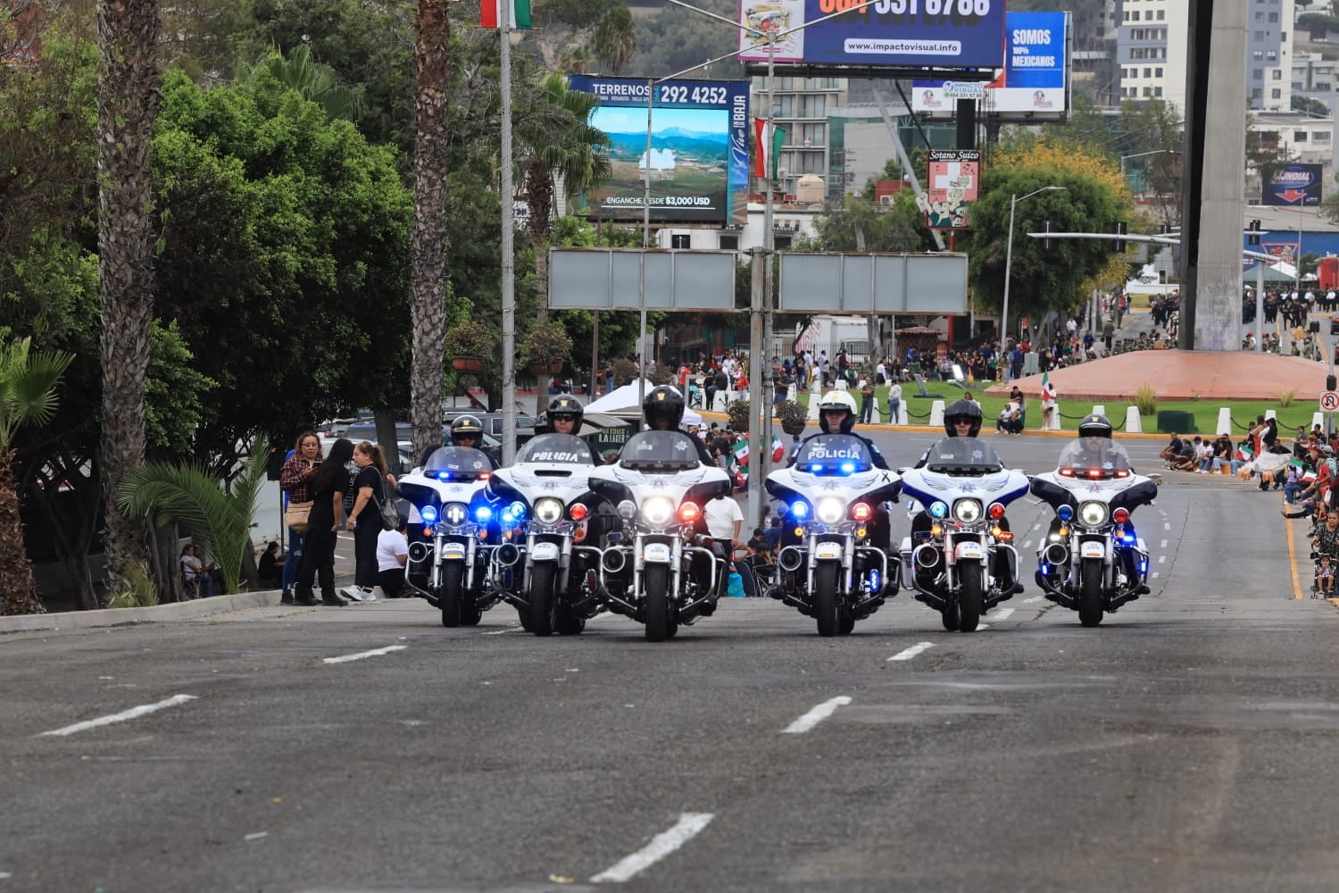 Familias acudieron desde temprano a Paseo del Centenario para presenciar el desfile del 16 de septiembre. Foto: Sergio Ortiz