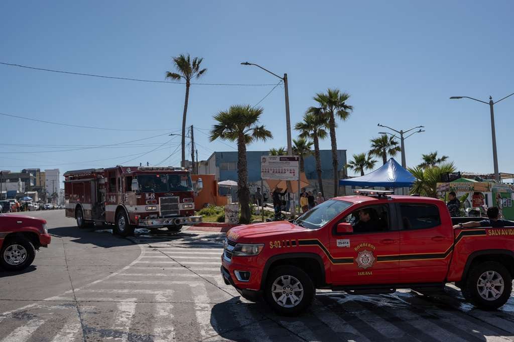 Bomberos atendieron un reporte al 9-1-1 sobre personas que intentaban cruzar hacia Estados Unidos por la zona del muro fronterizo; las seis personas fueron puestas a salvo y trasladadas para valoración médica. Foto: Border Zoom