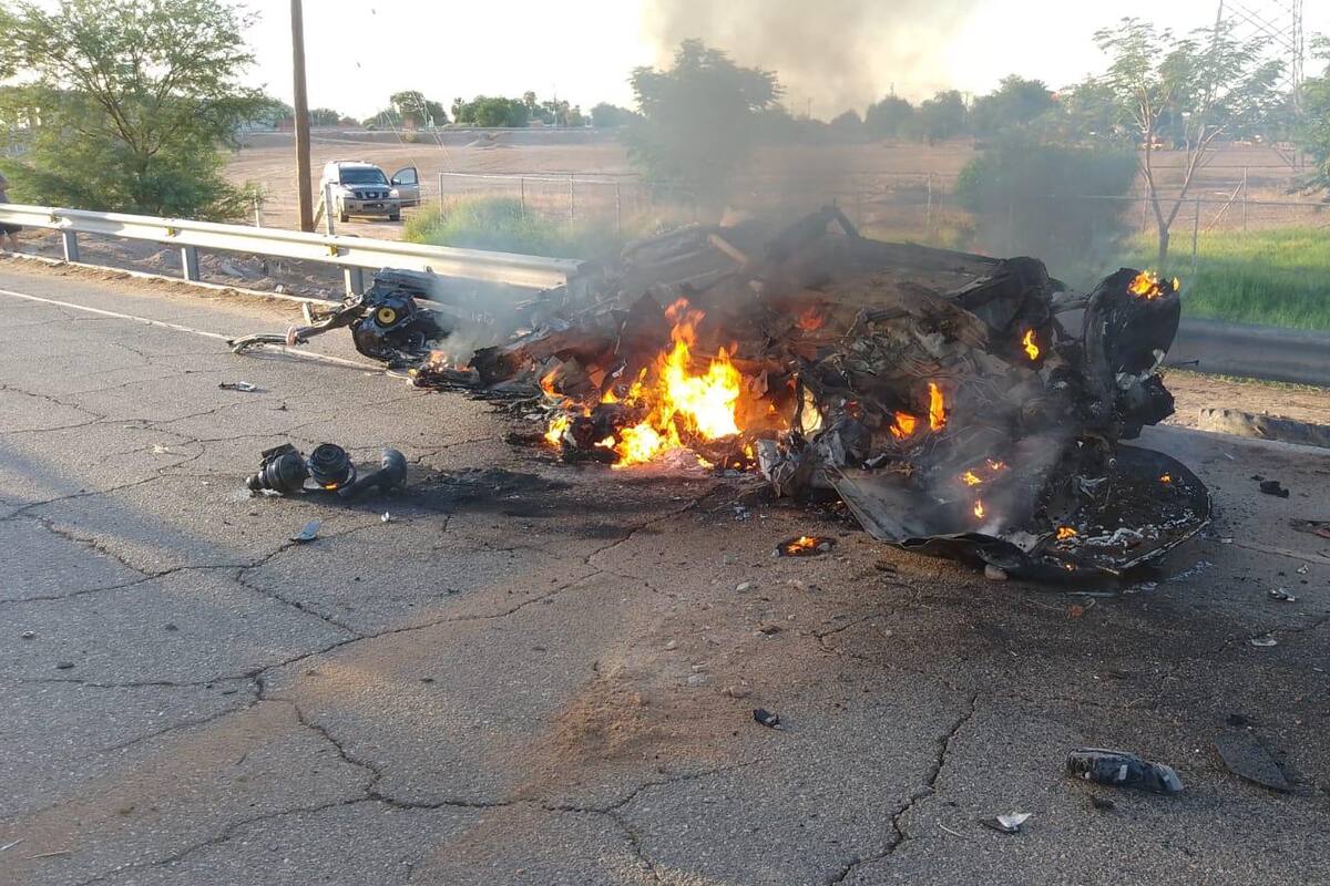 Auto arde en llamas tras choque en carretera a SLRC