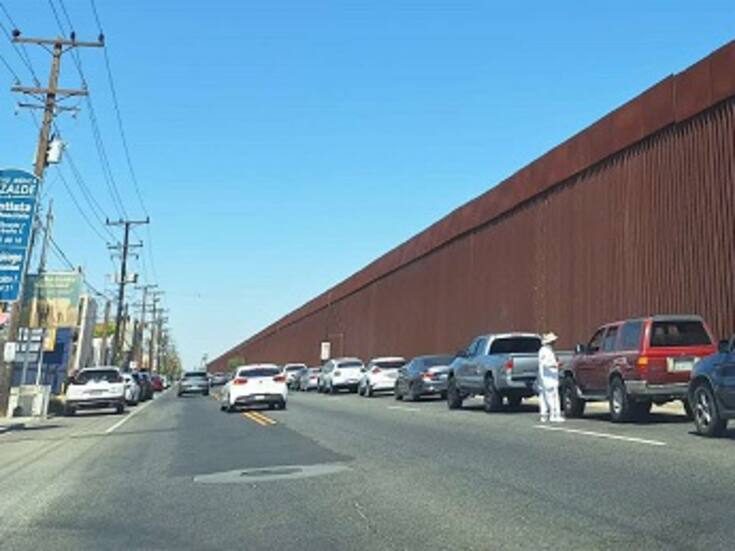 Filas de más de una hora de espera en garitas de Mexicali