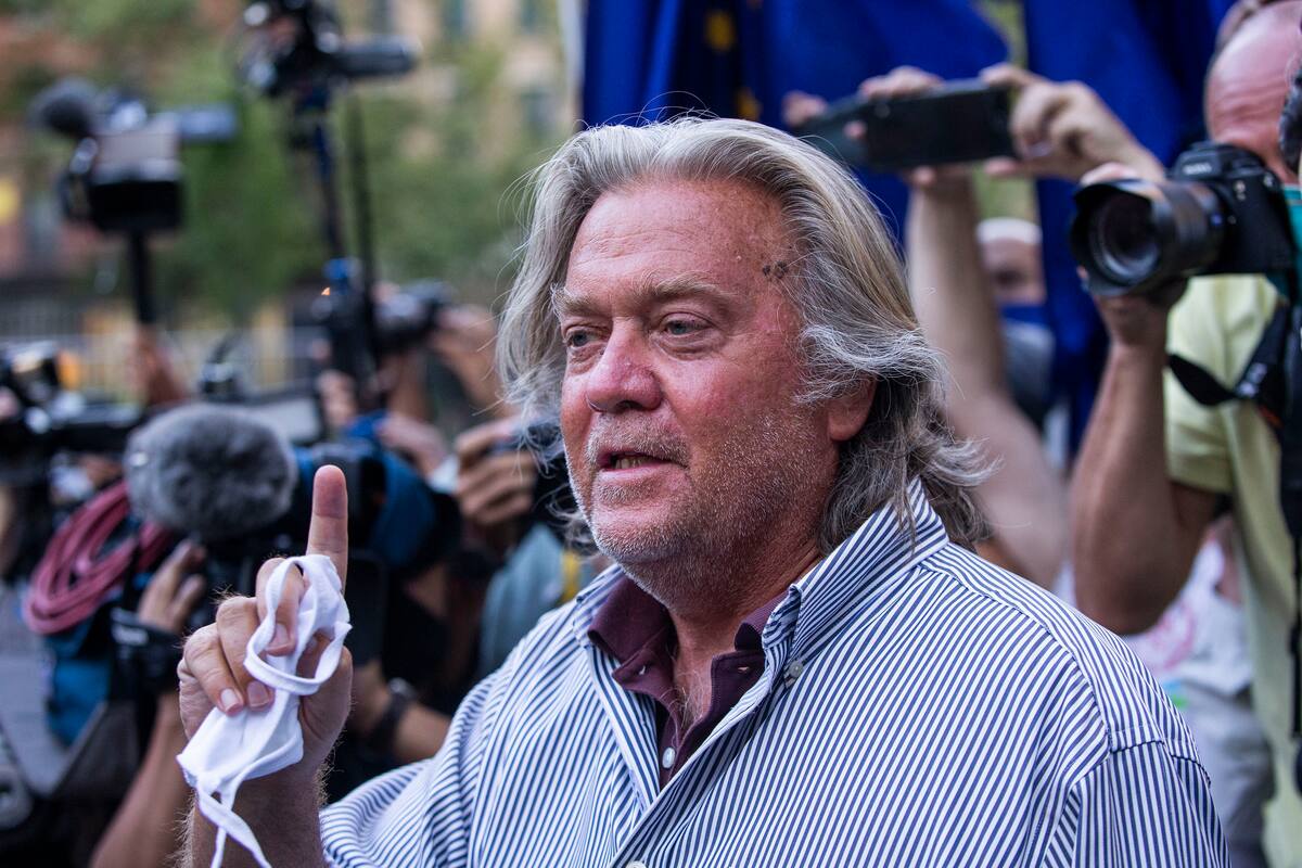 El ex asesor del presidente Donald Trump, Steve Bannon, hace declaraciones a la prensa en Nueva York, el jueves 20 de agosto de 2020, después de declararse inocente de los cargos de que se apropió con otros acusados de dinero de personas que donaron recursos a una campaña de recaudación de fondos por internet para construir un muro en la frontera con México. (AP Foto/Eduardo Munoz Alvarez)