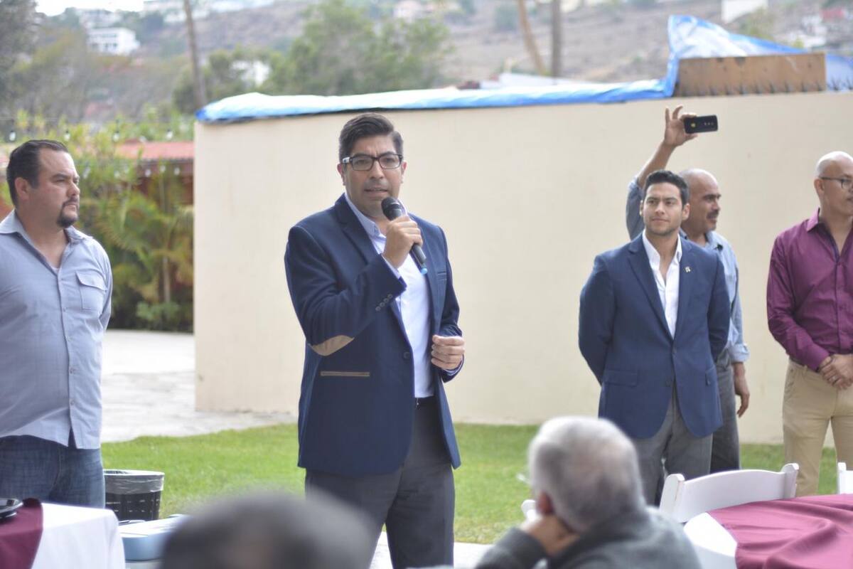 Entrega Armando Ayala peticiones a AMLO