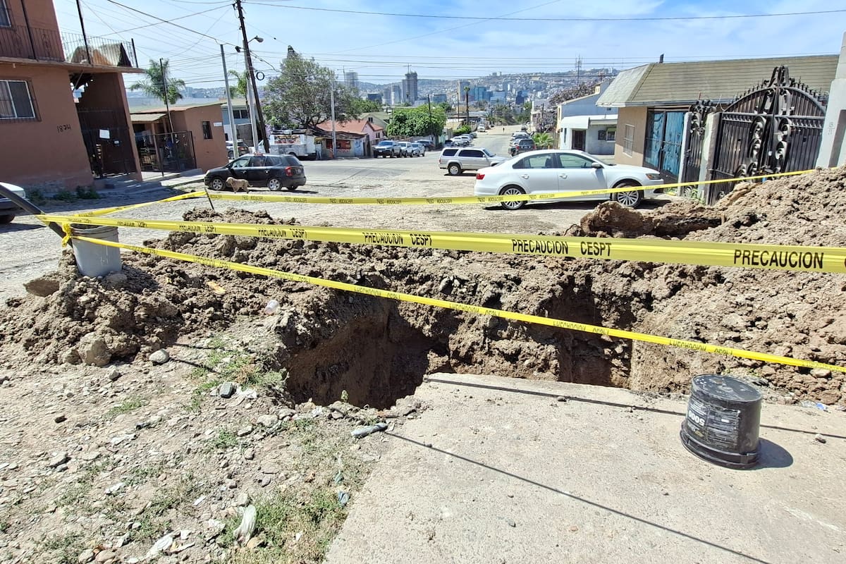 Hoyo y aguas negras sin reparar destrozan el pavimento de la Libertad