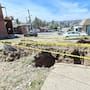 Hoyo y aguas negras sin reparar destrozan el pavimento de la Libertad