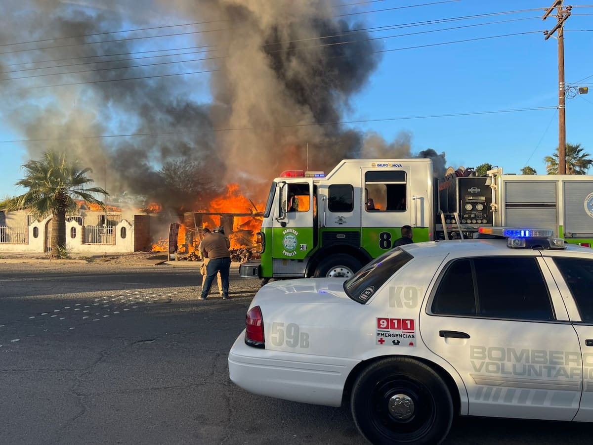 Un incendio registrado en unas cuarterías ubicadas en la avenida Tamaulipas y calle 16 movilizó a Bomberos Voluntarios en coordinación con Bomberos Rurales, quienes lograron controlar el siniestro y evitar su propagación a más viviendas. Foto : Cortesía