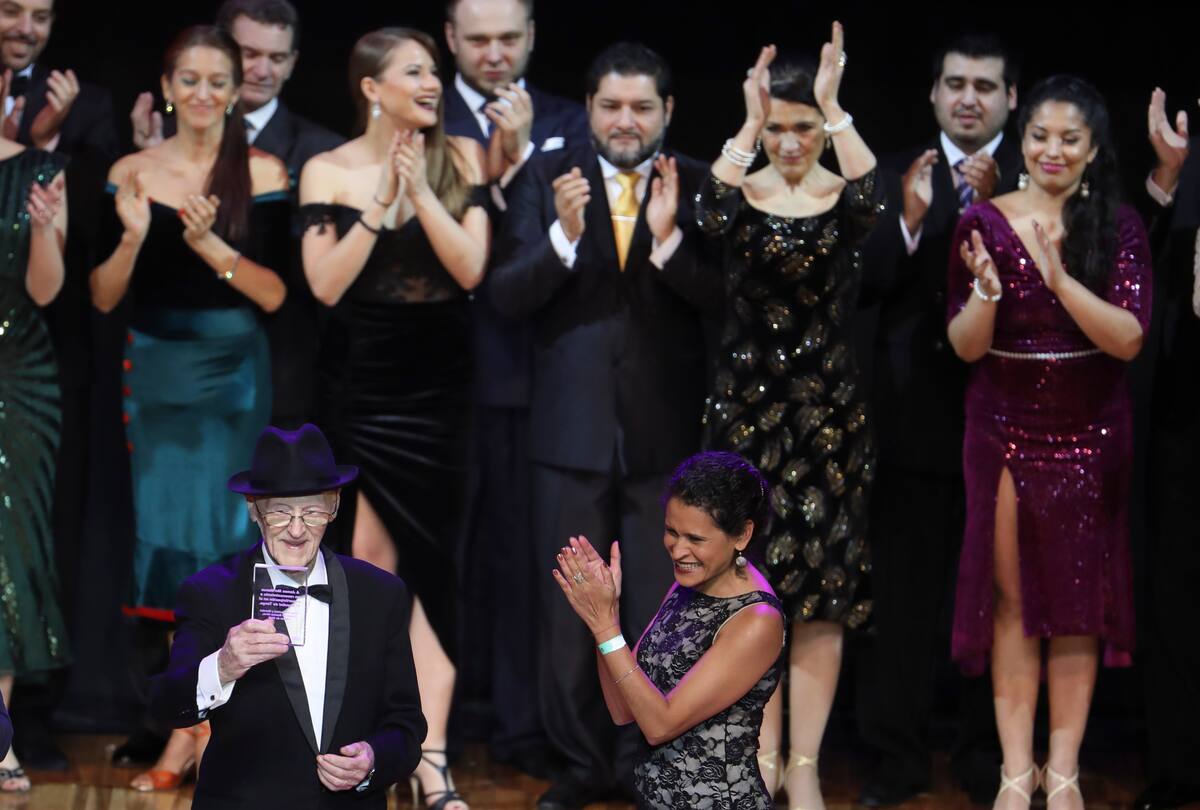 James McManus, de 99 años, y su pareja de baile Lucía Seva, en el escenario durante la final de la categoría salón en el Mundial de Tango de Buenos Aires en Buenos Aires, Argentina el martes 20 de agosto de 2019. McManus es la persona de mayor edad en participar en la competencia. (Foto AP/Natacha Pisarenko)