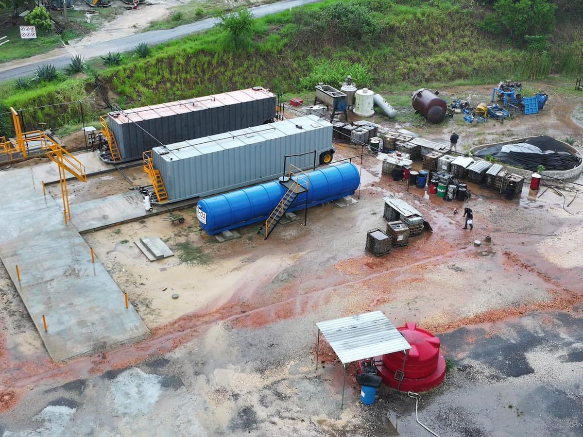 Omar García Harfuch informó sobre el desmantelamiento de una operación clandestina de combustibles en Coatzacoalcos, Veracruz.