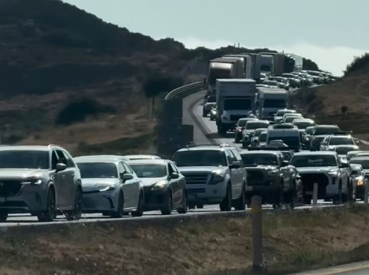La Secretaría de Turismo de Baja California atribuyó los retrasos en las casetas a problemas con el sistema de pago electrónico y aseguró que Capufe trabaja para modernizar la operación y agilizar el tránsito vehicular. Foto: Cortesía