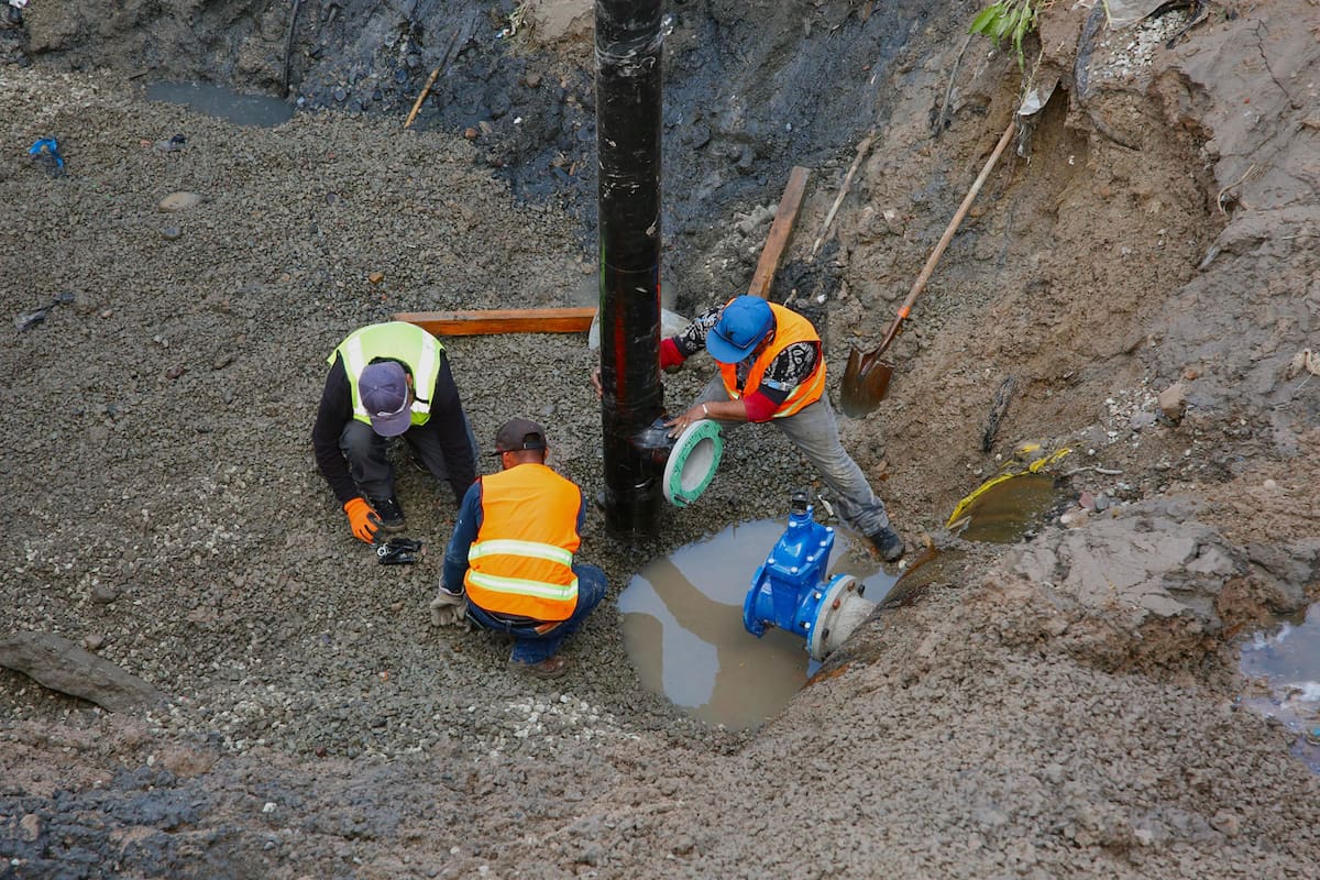 Cespt llama a reportar falta de agua luego de reparación de fuga
