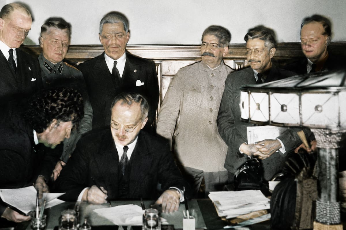 Imagen ilustrativa del Pacto Molotov-Ribbentrop, acuerdo de no agresión firmado el 23 de agosto de 1939 entre la Alemania nazi y la Unión Soviética, considerado uno de los antecedentes inmediatos de la Segunda Guerra Mundial. | Crédito: Imagen hecha con IA de ChatGPT