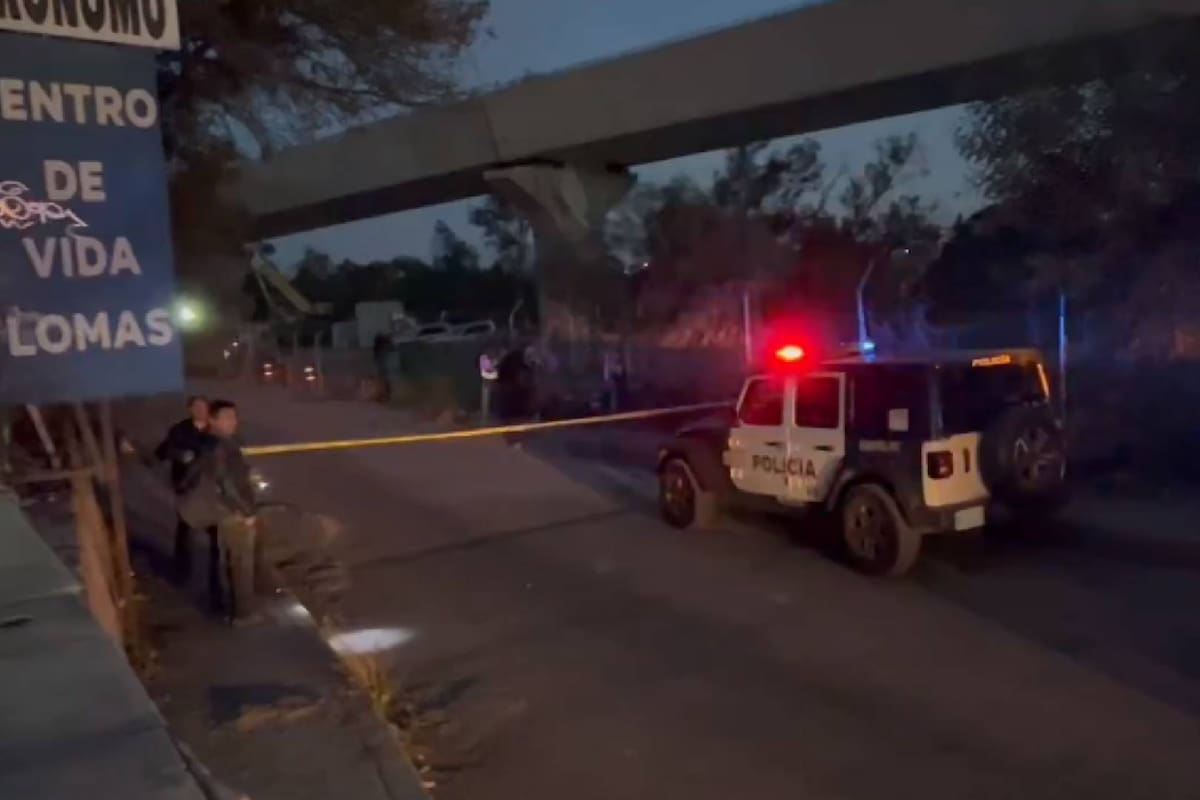 Dos trabajadores caen desde plataforma de 10 metros del Tren Interurbano México-Toluca; uno muere y otro queda grave