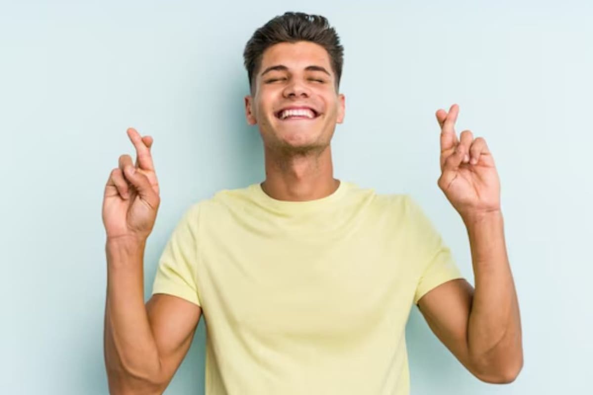 ¿Cuál es el origen de hacer “changuitos” con las manos para atraer la buena suerte?