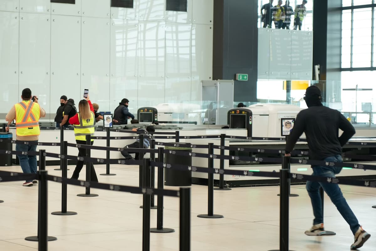 Elementos de la Guardia Nacional y personal del Aeropuerto Internacional de Tijuana realizaron un simulacro a escala real para representar la toma de rehenes y el apoderamiento de instalaciones. Foto: Cortesía / Border Zoom