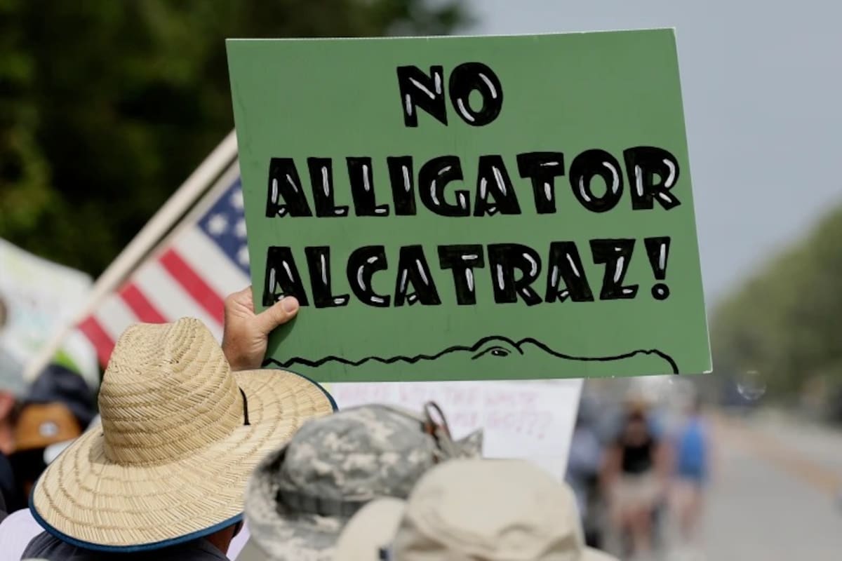 Defensores del medio ambiente y manifestantes en el Aeropuerto de Entrenamiento y Transición Dade-Collier en Tamiami Trail E, Ochopee, Florida, el sábado 28 de junio de 2025, se oponen a la construcción del "Alligator Alcatraz" en las instalaciones. | Crédito: Mike Stocker/South Florida Sun-Sentinel vía AP