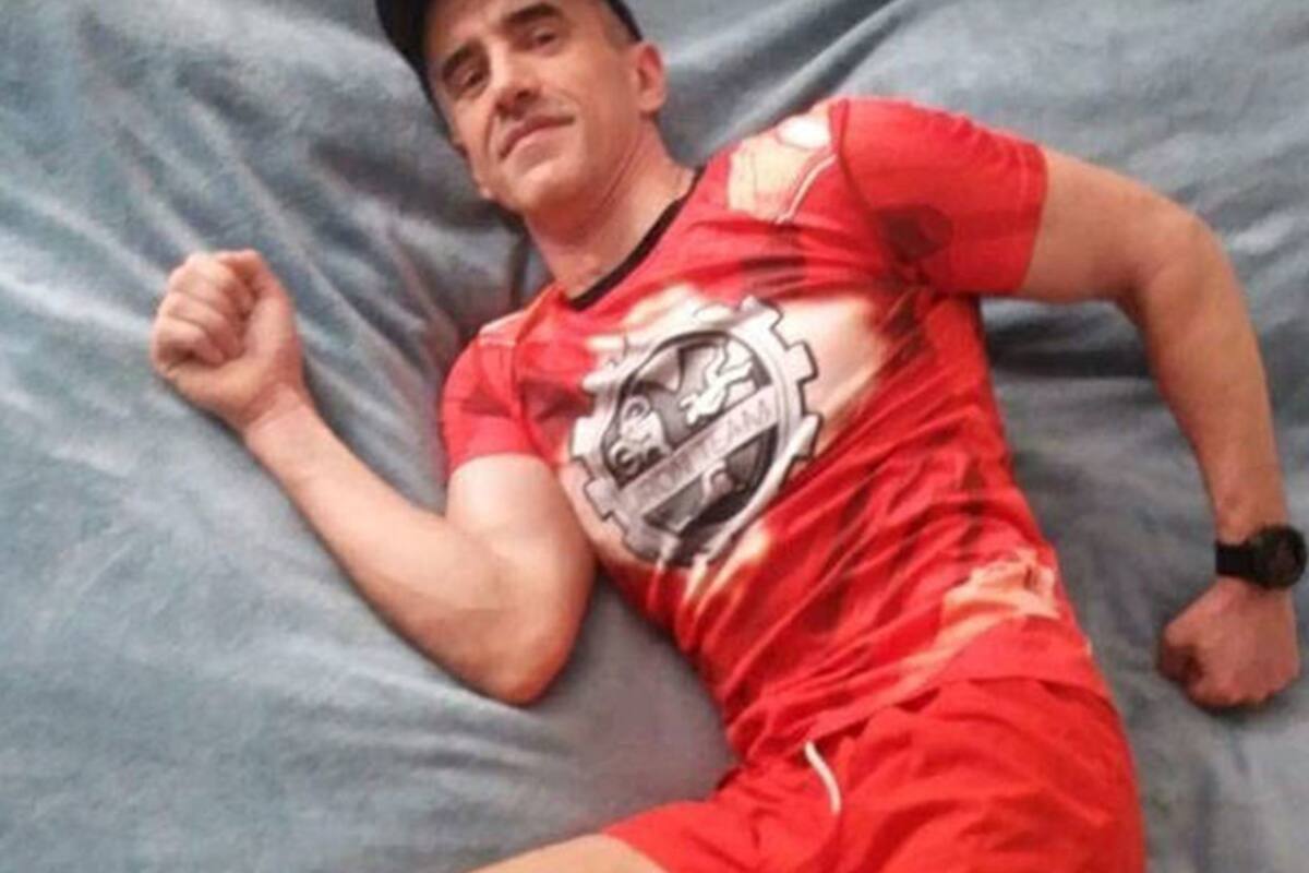 Corre ultramaratón de 100 kilómetros alrededor de su cama en confinamiento