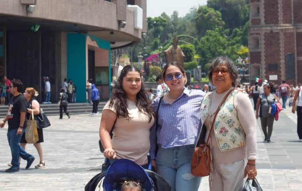 La doctora Francisca Nava Juárez junto a sus hijas. | Crédito: cortesía