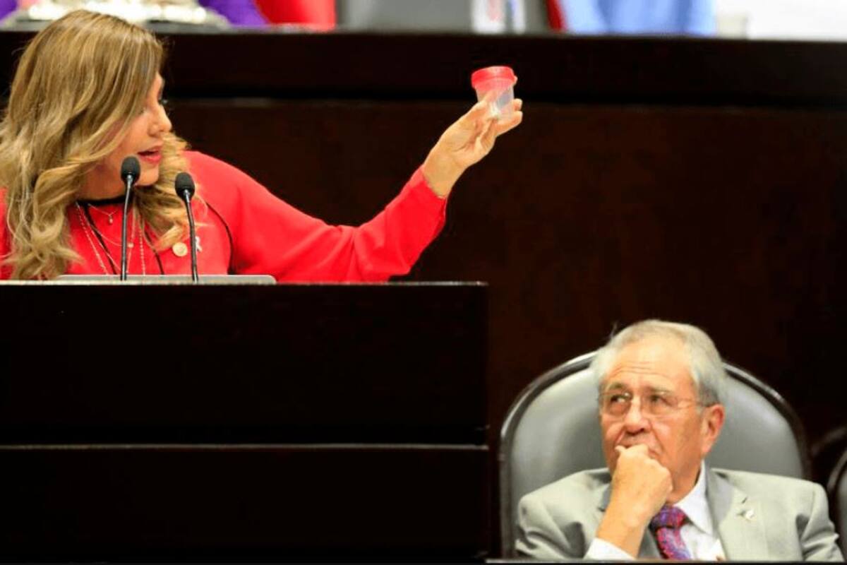 Regalan "mosquito del dengue" a titular de Salud en San Lázaro