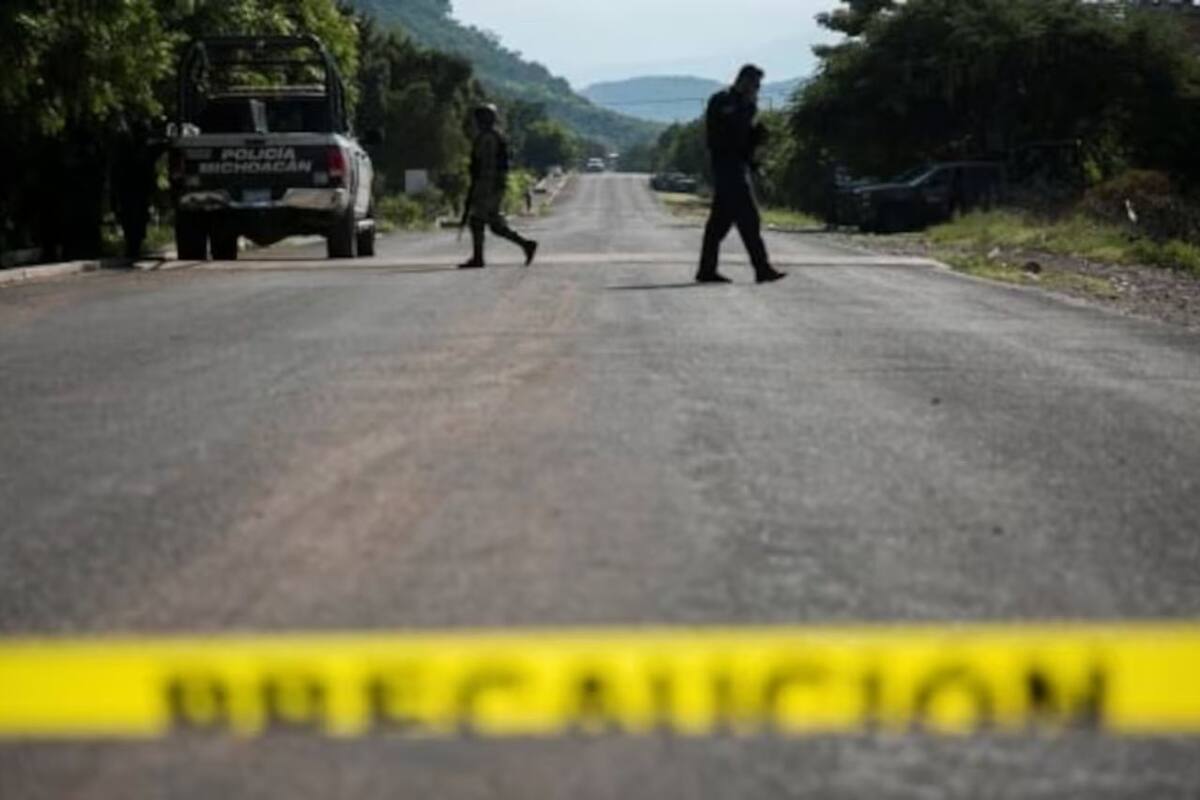 Enfrentamiento deja tres muertos y vehículos incendiados en Escuinapa, Sinaloa