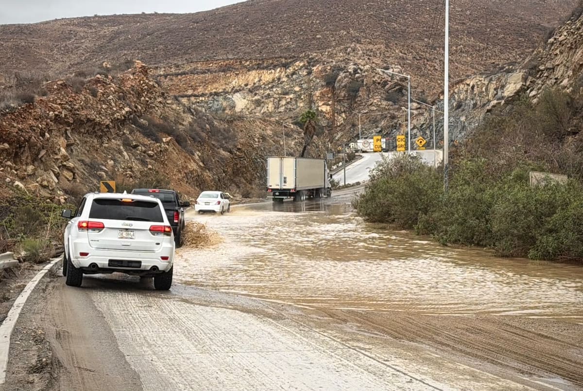 Las precipitaciones de la tormenta Rachel provocaron la formación de un socavón sobre la avenida Miguel Alemán y la inundación de la gaza que conecta el Bulevar 2000 con Limón Padilla rumbo a Otay. Foto: Cortesía / Border Zoom