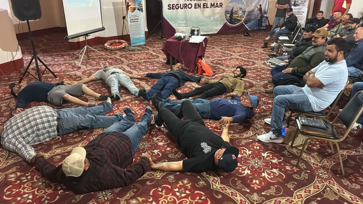 Más de 130 personas del sector pesquero y turístico-deportivo participaron en cursos teórico-prácticos de seguridad marítima realizados en Ensenada, los cuales permitieron generar un ahorro superior a los 350 mil pesos y facilitarán la obtención de documentación oficial para operar dentro del puerto. Foto: Cortesía