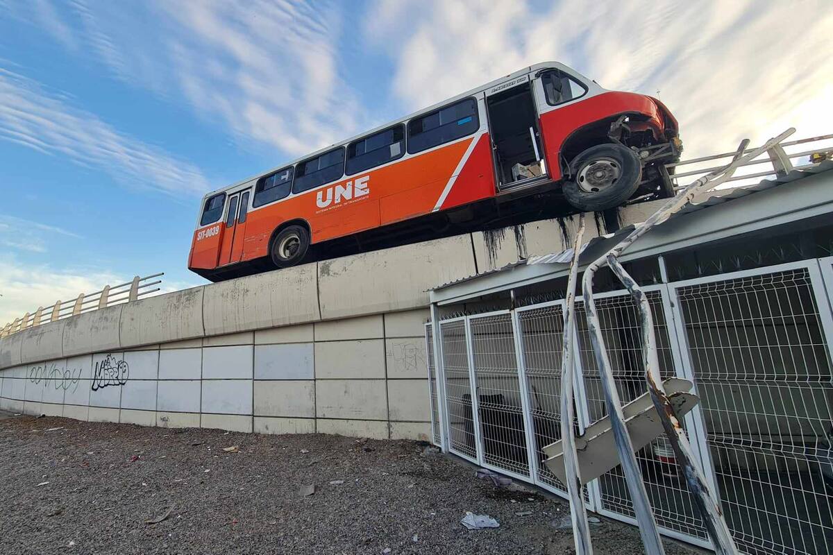 Camión de la Línea 4 choca contra el puente de Luis Encinas: Dos lesionados