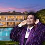 La mansión de Juan Gabriel en Florida sale a la venta por 38.9 millones de dólares, más de cuatro veces el precio que pagó su actual propietaria en 2022; la finca de casi cuatro hectáreas, ubicada en Southwest Ranches, cuenta con seis edificios, dos piscinas, estanques, árboles frutales y un pabellón de baloncesto de 975 metros cuadrados, y su precio establece un nuevo récord para una vivienda anunciada en esa localidad al norte de Miami